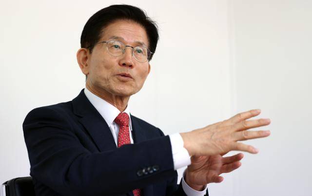 김문수 전 고용노동부 장관이 16일 서울 여의도 대하빌딩 선거 사무실에서 한국일보와 인터뷰하고 있다. 홍인기 기자