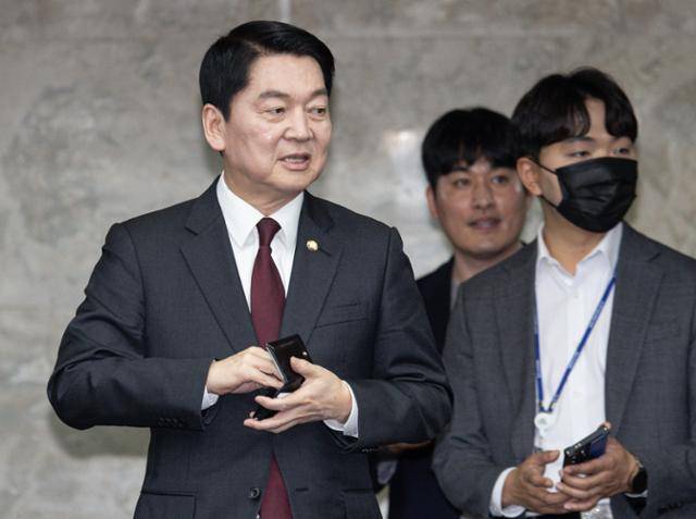 제21대 대통령선거에 출마를 선언한 안철수(왼쪽) 국민의힘 의원이 17일 국회에서 열린 의원총회에 참석하고 있다. 뉴스1