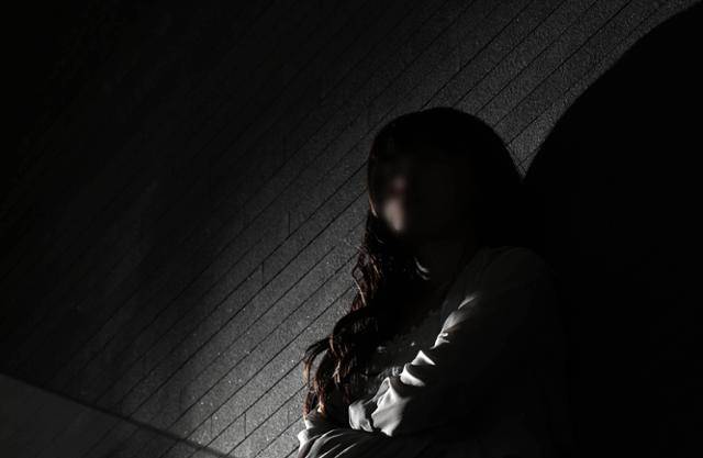 15일 부산에서 만난 김진주씨. 찰랑대는 하얀 원피스를 입고 나온 그는 또래 여성들처럼 속사포 수다를 구사했다. 하지만 신변 보호를 위해 역광으로 촬영한 뒤 블러 처리를 했다. 예쁘지 않은 사진도 그에겐 피해자로서 겪은 또 하나의 피해다. 부산=왕태석 선임기자