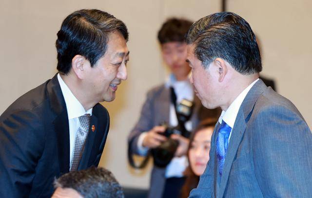 안덕근(왼쪽) 산업통상자원부 장관과 제임스 김 주한미국상공회의소(AMCHAM·암참) 회장이 18일 서울 용산구 그랜드 하얏트호텔에서 열린 에너지 혁신 포럼에 참석해 인사를 나누고 있다. 뉴스1