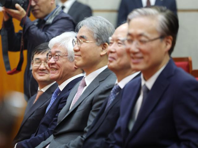 마은혁(왼쪽 두 번째부터), 조한창, 정형식, 김형두 헌법재판관이 18일 오전 서울 종로구 헌재에서 열린 문형배 헌재소장 권한대행과 이미선 헌법재판관 퇴임식에서 웃고 있다. 뉴시스