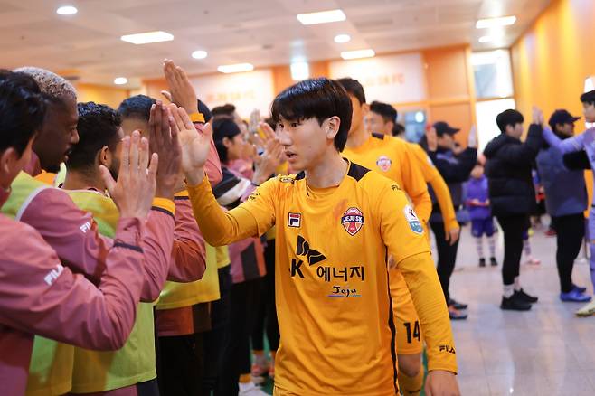 제주 유인수가 지난 대전전을 앞두고 동료들과 하이 파이브하고 있다. 사진=제주