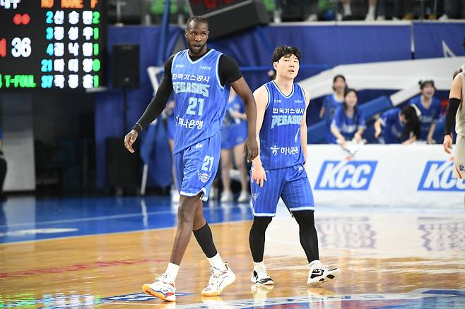 18일 KT와의 6강 PO 4차전에 나선 한국가스공사 마티앙과 김낙현. 사진=KBL