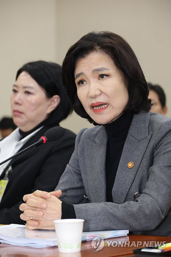 18일 서울 여의도 국회에서 열린 과학기술정보방송통신위원회 전체회의에서 이진숙 방송통신위원장이 질의에 답변하고 있다. [사진=연합뉴스]
