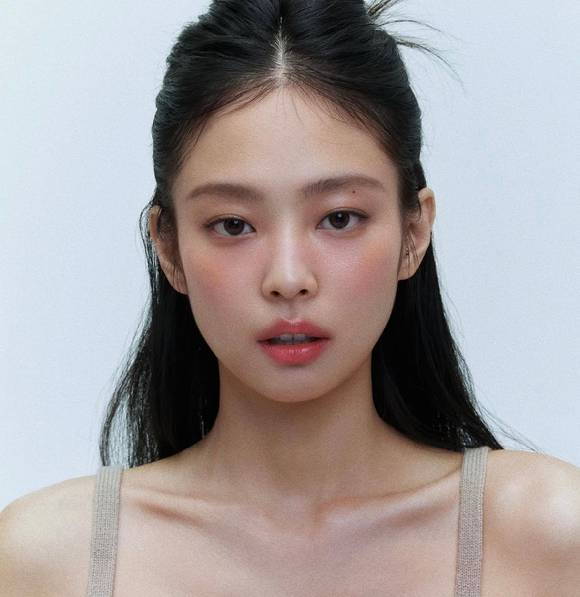 미국 최대 규모의 음악 페스티벌 '코첼라 밸리 뮤직 앤드 아츠 페스티벌(코첼라)' 무대에 선 가수 '제니(JENNIE)'의 무대에 외신이 찬사를 보냈다. [사진=제니 인스타그램]