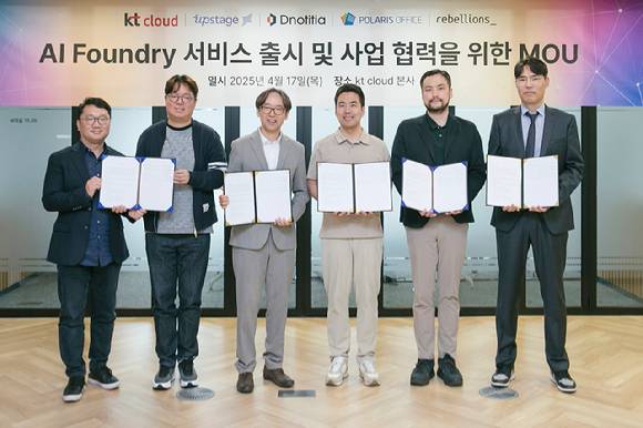 (왼쪽부터) 안재석 KT클라우드 기술본부장, 이해석 폴라리스오피스 COO, 노홍찬 디노티시아 CDO, 권순일 업스테이지 부사장, 오진욱 리벨리온 CTO, 공용준 KT클라우드 Cloud본부장이 업무협약 체결 후 기념 촬영하고 있다. [사진=KT클라우드]