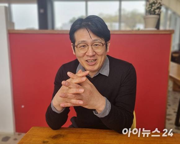 배우 정진이 14일 <아이뉴스24>와 인터뷰를 하고 있다. 2025. 04. 14. [사진=윤재원 기자]