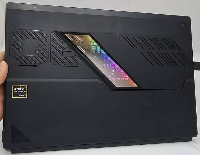 상판 일부에 투명 소재 및 RGB LED를 적용한 것이 눈에 띈다 / 출처=IT동아