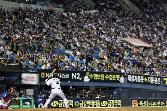 지난 16일 잠실구장은 평일 밤인데도 2만3650석이 가득 찼다. 야구 인기가 높아지면서 티켓 예매 전쟁도 뜨겁다. [연합뉴스]