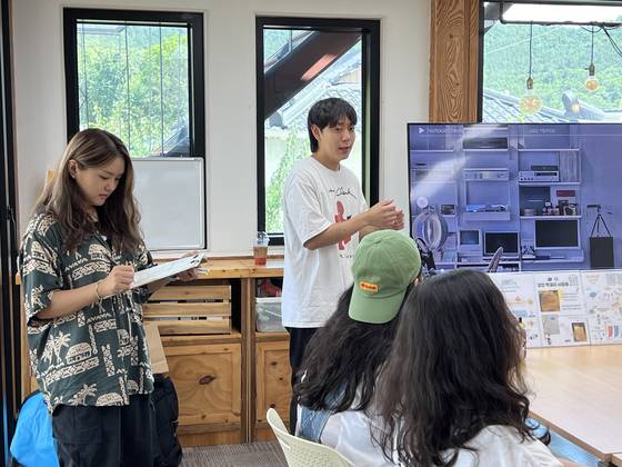 서울시 넥스트로컬 사업을 통해 우리예술은 강진 지역 쌀로 막걸리를 개발 중이다. 사진은 우리예술이 강진 지역 청년에게 사업을 설명하는 모습. [사진 서울시]