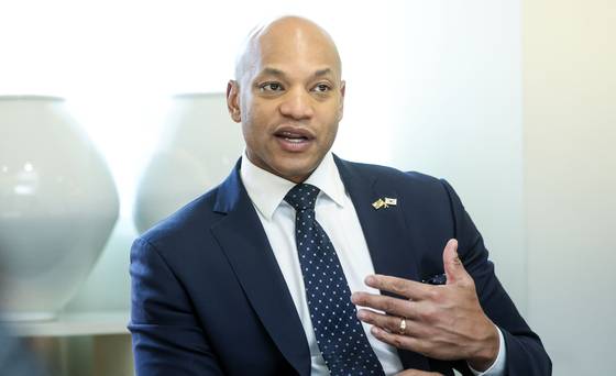 웨스 무어 미국 메릴랜드 주지사가 16일 오후 서울 중구에서 중앙일보와 인터뷰하고 있다. 김성룡 기자