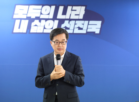 더불어민주당 대선 경선 후보인 김동연 경기지사가 18일 서울 영등포구 여의도 선거 캠프에서 열린 '백팩 메고 TMI' 기자간담회에서 공약 발표를 하고 있다. 김동연 캠프 제공