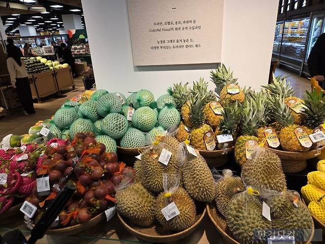 17일 오픈한 이마트 푸드마켓 고덕점 안에 다양한 수입과일들이 진열돼있다./사진=박수림 기자