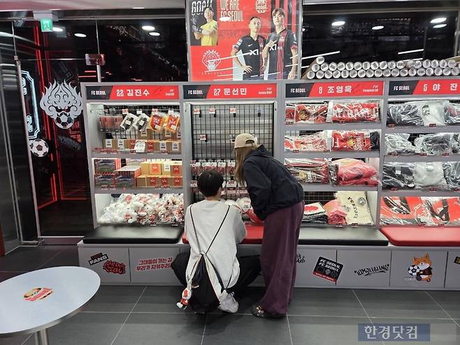 특화 매장 안에서 한 스포츠 팬이 굿즈를 구경하고 있다./사진=박수림 기자