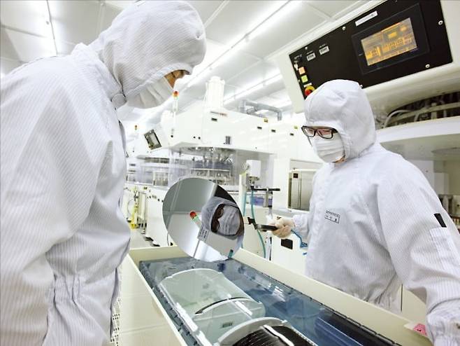 SK실트론 직원들이 웨이퍼 제품을 살피고 있다. 사진=한국경제신문