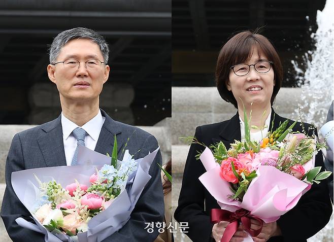 문형배 헌법재판소장 권한대행(왼쪽)과 이미선 재판관이 18일 서울 종로구 헌법재판소에서 열린 퇴임식에서 기념촬영을 하고 있다. 권도현 기자