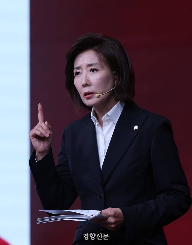 나경원 국민의힘 경선 후보가 18일 오후 서울 강서구 ASSA아트홀에서 열린 국민의힘 ‘제21대 대통령후보자 1차 경선 비전대회’에서 비전을 발표하고 있다. 국회사진기자단