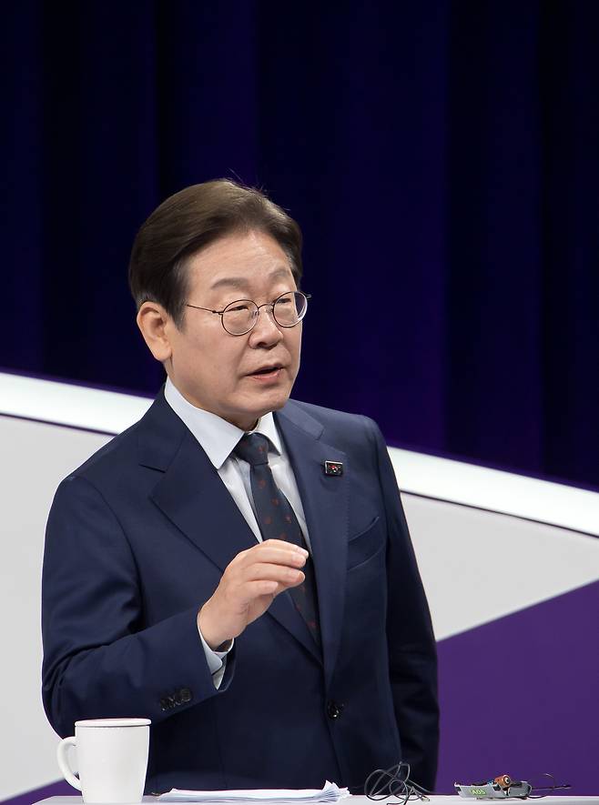 이재명 더불어민주당 대선 경선 후보가 18일 민주당 대선 경선 첫 TV 토론회에서 발언하고 있다. 연합뉴스