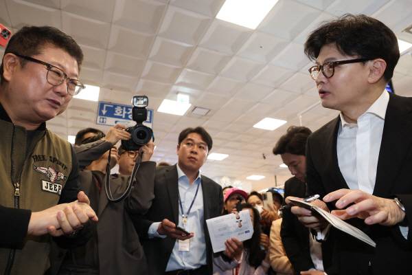 제21대 대통령 선거 출마를 선언한 국민의힘 한동훈 전 대표가 지난 10일 서울 동작구 노량진 수산시장을 찾아 상인과 대화하고 있다. 연합뉴스