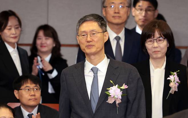 Acting Chief Justice Moon Hyung-bae (front, center) and Justice Lee Mi-son (front, right) attend a ceremony marking the end of their six-year terms on the bench, held at the Constitutional Court in Seoul on Friday. (Yonhap)