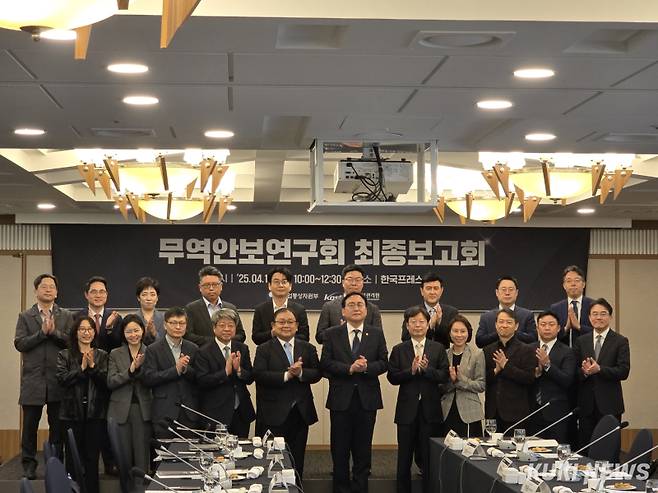 정인교 산업부 통상교섭본부장(첫째 줄 왼쪽에서 여섯번째)은 18일 서울 프레스센터에서 무역안보연구회 최종보고회에 참석해 기념사진을 찍고 있다. 정우진 기자