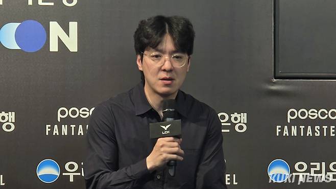 김정균 감독이 18일 오후 5시 서울 종로구 롤파크 LCK 아레나에서 열린 ‘2025 LCK’ 정규시즌 1라운드 BNK와 경기가 끝난 뒤 취재진과 만나 인터뷰하고 있다. 김영건 기자