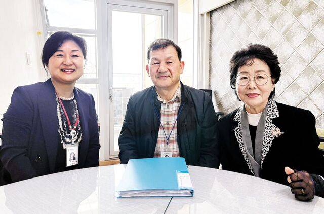 지난 11일 충남 논산시보건소 어르신 행복상담센터에서 만난 박재용(왼쪽) 주무관과 '동년배 상담사'로 활동 중인 김성수(가운데)씨와 김경숙씨.