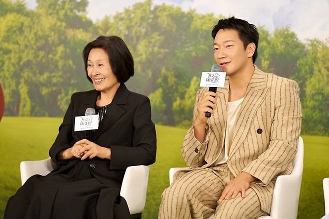 배우 김혜자와 손석구가 18일 온라인으로 진행된 JTBC 드라마 '천국보다 아름다운'의 제작발표회에서 질문에 답하고 있다. JTBC 제공