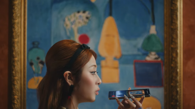 르세라핌이 지난달 구글의 생성형 인공지능(AI) 제미나이를 활용한 신곡 ‘컴 오버(Come Over)’ 뮤직비디오를 공개했다. [사진 = 구글코리아 유튜브 갈무리]