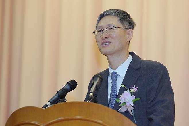 문형배 헌법재판소장 권한대행이 18일 오전 서울 종로구 재동 헌법재판소 대강당에서 열린 문형배·이미선 헌법재판관 퇴임식에서 퇴임사를 하고 있다. 2025.4.18 [사진 = 뉴스1]