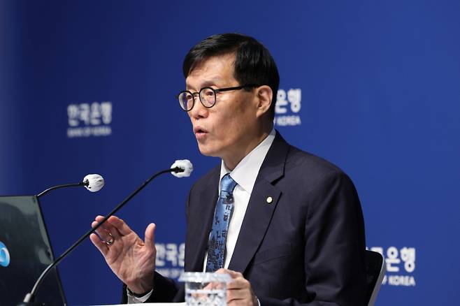 이창용 한국은행 총재가 17일 서울 중구 한국은행에서 열린 통화정책방향 기자간담회에서 발언하고 있다./사진제공=뉴스1(사진공동취재단)