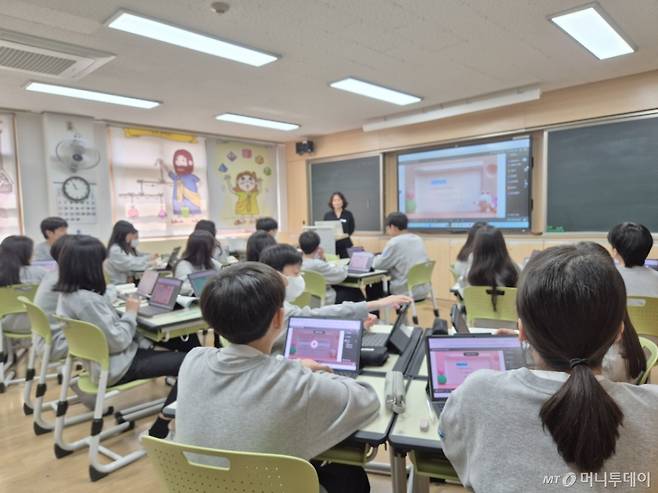 [울산=뉴시스] 구미현 기자 = 18일 오전 울산 이화중학교 3층 한 교실에서 인공지능 디지털교과서(AIDT)로 수학 수업이 진행되고 있다. 이화중은 2023년부터 2년간 디지털 교육 선도학교로서 쌓아온 경험을 바탕으로 올해 디지털 교수 학습 연구학교로 선정됐다. 2025.04.18.  /사진=구미현
