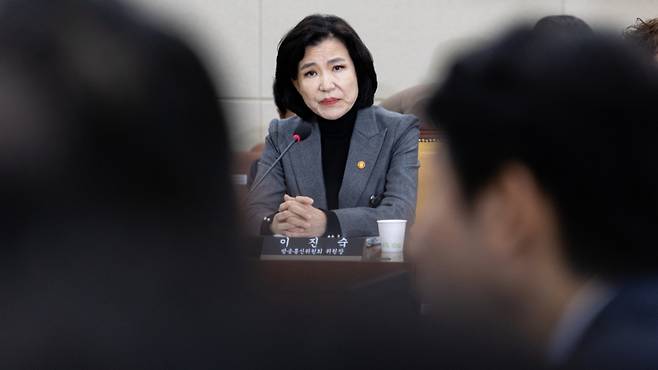 이진숙 방송통신위원회 위원장이 18일 오전 서울 여의도 국회에서 열린 제424회 국회(임시회) 과학기술방송통신위원회 제2차 전체회의에서 의원 질의를 듣고 있다. /사진=뉴스1