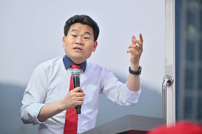 전한길 강사가 지난달 27일 경남 거제시 고현매립지에서 열린 국민의힘 박환기 거제시장 후보 집중유세에서 지지 발언을 하고 있다. /사진=뉴시스