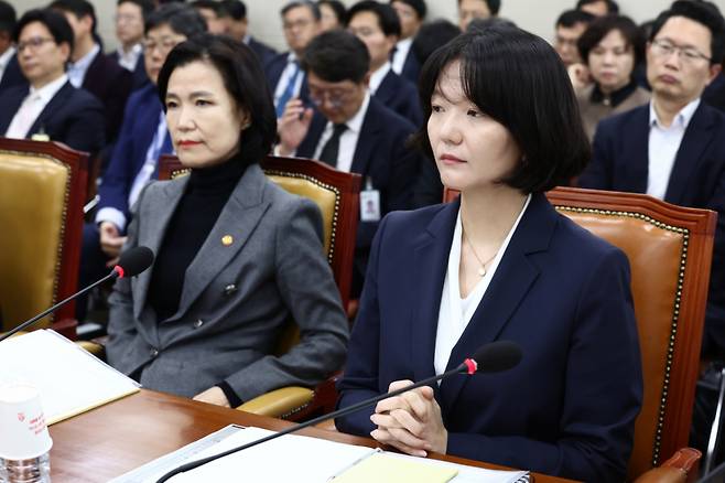 최수연 네이버 대표가 18일 오후 서울 여의도 국회에서 열린 '과학기술방송통신위원회 전체회의'에 출석해 자리하고 있다. 왼쪽은 이진숙 방송통신위원장/사진=뉴스1