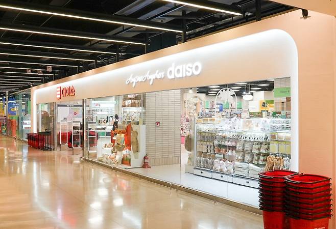 다이소가 매장 대형화와 직영화 전략으로 오프라인 매장 경쟁력을 강화하고 있다. 사진은 2025년 2월 기준 전국 최대 규모 다이소 매장인 이마트의왕점. /사진=다이소