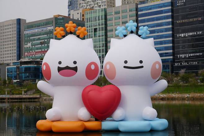 미사호수공원에 설치된 하남이와 방울이 캐릭터. /사진제공=하남시