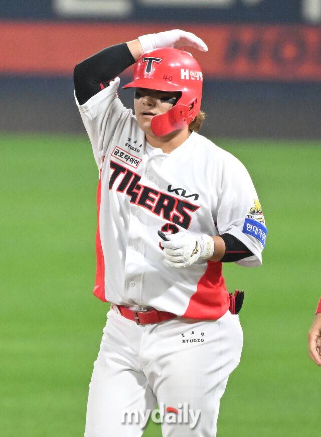 28일 오후 광주광역시 임동 광주기아챔피언스필드에서 진행된 '2024 프로야구 KBO리그 포스트시즌' 한국시리즈 5차전 KIA타이거즈와 삼성라이온즈의 경기. 기아 김선빈이 7회말 안타를 친 뒤 환호하고 잇다./마이데일리