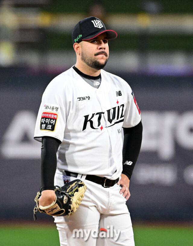 2025년 4월 9일 오후 경기도 수원KT위즈파크에서 진행된 '2025 신한 SOL뱅크 KBO 리그' NC 다이노스와 KT 위즈의 경기. KT 선발투수 헤이수스가 투구를 준비하고 있다./마이데일리