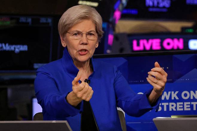 엘리자베스 워런 미국 상원의원(민주·메사추세츠)이 17일(현지시간) 미국 뉴욕증권거래소(NYSE)에서 미 CNBC와의 인터뷰를 하는 모습. [로이터]
