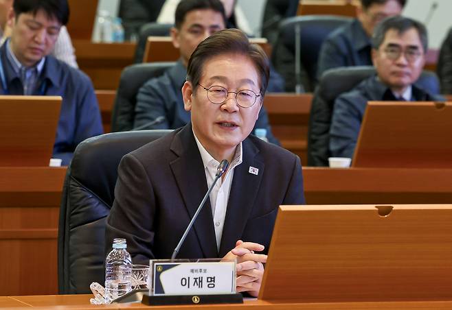 더불어민주당 대선후보 경선 주자인 이재명 경선후보가 17일 대전광역시 유성구 국방과학연구소(ADD)에서 열린 현장간담회에서 발언을 하고 있다.  [국회사진기자단]