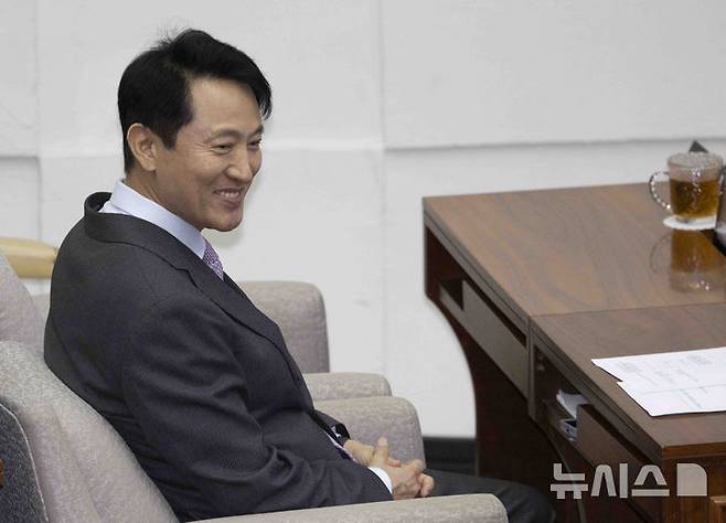[서울=뉴시스] 김근수 기자 = 제21대 대통령 선거에 불출마를 선언한 오세훈 서울시장이 15일 서울 중구 서울시의회 본회의장에서 열린 제330회 임시회 제1차 본회의 개회식에 참석해 있다. 2025.04.15. ks@newsis.com