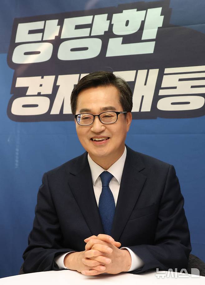 [서울=뉴시스] 고승민 기자 = 김동연 더불어민주당 대선 경선 후보가 서울 여의도 캠프 사무실에서 뉴시스와 인터뷰를 하고 있다. 2025.04.17. kkssmm99@newsis.com