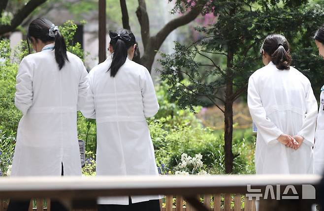 [서울=뉴시스] 김명년 기자 = 17일 정부가 내년도 의과대학 모집인원을 증원 이전 수준인 3058명으로 확정했다. 이는 정부가 지난달 말까지 의대생들이 전원 복귀할 경우, 내년 의대 모집인원을 증원 전으로 되돌리겠다고 밝힌 데 따른 후속 조치다. 이날 오후 서울시내 한 의과대학에서 관계자들이 이야기를 나누고 있다. 2025.04.17. kmn@newsis.com