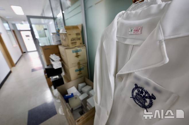 [서울=뉴시스] 김명년 기자 = 17일 정부가 내년도 의과대학 모집인원을 증원 이전 수준인 3058명으로 확정했다. 이는 정부가 지난달 말까지 의대생들이 전원 복귀할 경우, 내년 의대 모집인원을 증원 전으로 되돌리겠다고 밝힌 데 따른 후속 조치다. 이날 오후 서울시내 한 의과대학에 가운이 걸려있다. 2025.04.17. kmn@newsis.com