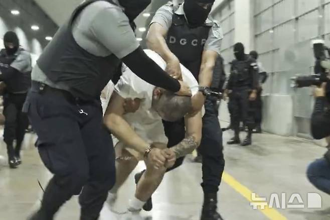 [테콜루카=AP/뉴시스] 미연방 메릴랜드주 지방법원이 제공한 날짜 미상의 사진에 미국 시민권자 제니퍼 스테파니 바스케스 수라의 남편 아브레고 가르시아가 엘살바도르 테콜루카의 테러범 수용소(CECOT)에서 교도관들에게 끌려가고 있다. 미 연방 항소법원이 17일 가르시아의 송환 명령에 저항하는 도널드 트럼프 정부를 강하게 질책했다. 2025.2.18.