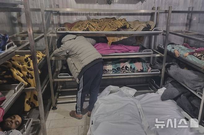 [칸유니스=AP/뉴시스] 3월18일 가자지구 남부 칸유니스의 병원 시신 안치소에서 한 남성이 이스라엘의 공습으로 숨진 아이의 시신을 보며 오열하고 있다. 베냐민 네타냐후 이스라엘 총리는 이날 TV 성명을 통해 "이번 공습은 시작일 뿐"이라며 모든 인질이 석방될 때까지 하마스에 대한 공격을 이어갈 것이라고 밝혔다. 2025.04.18.