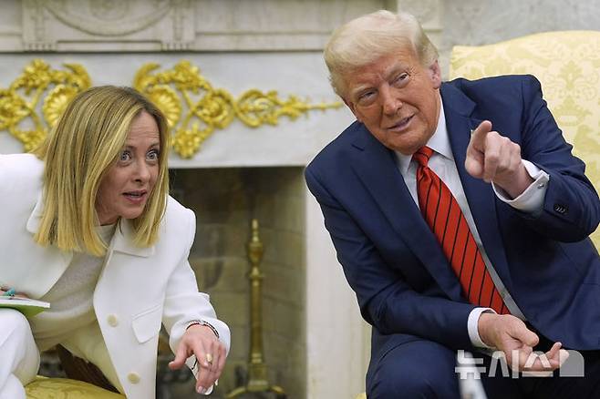[워싱턴=AP/뉴시스]도널드 트럼프 미국 대통령이 17일(현지 시간) 조르자 멜로니 이탈리아 총리와 회담한 후 백악관 집무실에서 대화하고 있다. 2025.04.18.