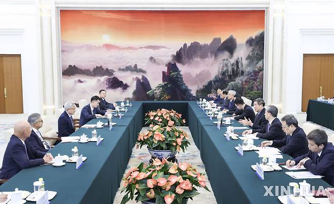 [베이징=신화/뉴시스] 미중 무역협상을 맡고 있는 허리펑 중국 부총리(오른쪽 줄 가운데)가 자국을 방문한 젠슨 황 엔비디아 최고경영자(CEO)를 만나 지속적인 투자를 촉구했다. 17일 베이징 인민대회당에서 허 부총리와 황 CEO 등이 회담을 갖는 모습. 2025.04.18