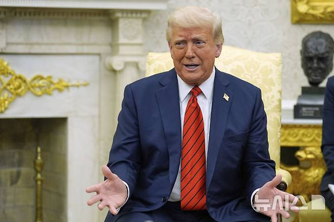 [워싱턴=AP/뉴시스]도널드 트럼프 미국 대통령이 17일(현지 시간) 조르자 멜로니 이탈리아 총리와 회담한 후 백악관 집무실에서 취재진에 발언하고 있다. 2025.04.18.